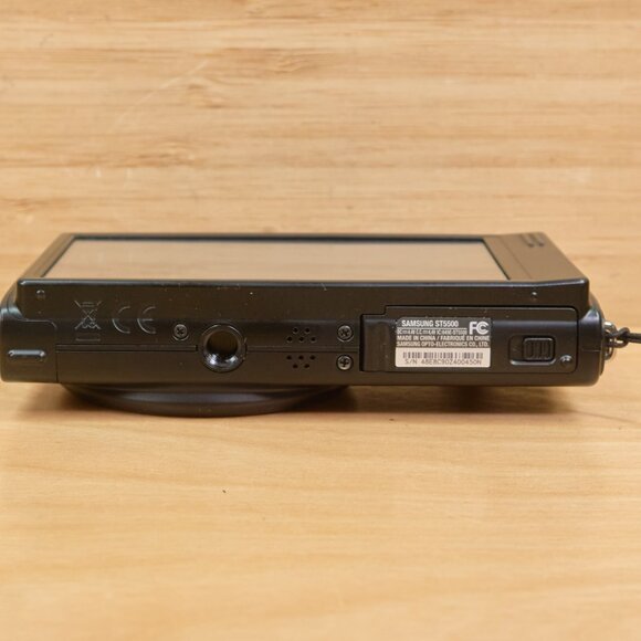 Samsung ST5500 14.2 MP Digital Camera, with 7x Optical Zoom, AMOLED touchscreen - Picture 7 of 9